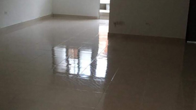 ubicación en un sector con fuerte sentido comercial lo convierte en un activo de alta demanda para oficinas, consultorios o vivienda de alquiler de alta rotación.