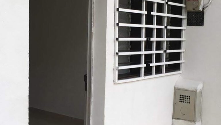 ubicación en un sector con fuerte sentido comercial lo convierte en un activo de alta demanda para oficinas, consultorios o vivienda de alquiler de alta rotación.